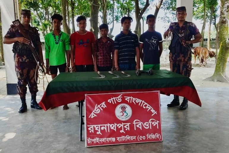 চাঁপাইনবাবগঞ্জ সীমান্তে বিজিবি’র উপর হামলা চেষ্টা,দেশীয় অস্ত্র,গরুসহ ৫ ভারতীয় চোরাকারবারি গ্রেপ্তার